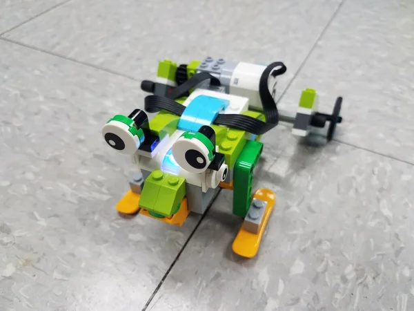 Robot zwierzęcy wykonany z plastikowych klocków na podłodze — Zdjęcie stockowe