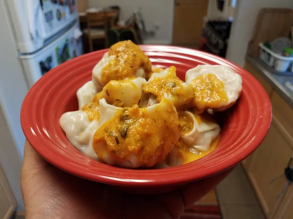 Gnocchi di carne in ciotola rossa con salsa piccante — Foto Stock