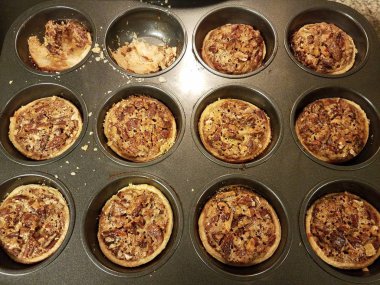 Kahverengi fındıklı ya da cevizli turtalar.