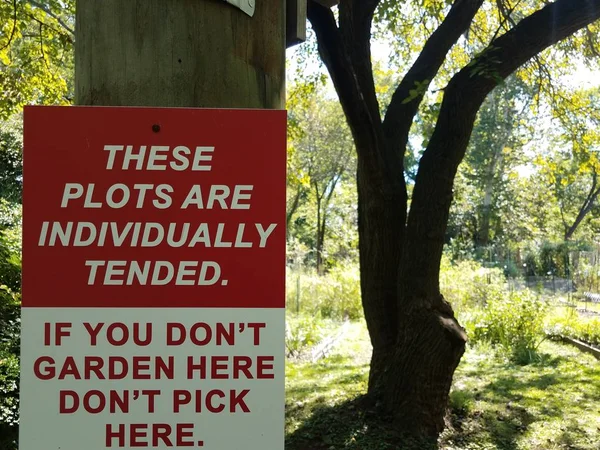 Röd och vit trädgård tecken tomter individuellt tenderade inte plocka — Stockfoto
