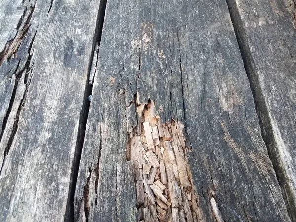 Дилапированная, изношенная или смачиваемая доска из коричневой древесины — стоковое фото