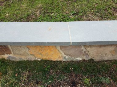 Taş ya da taş duvar ustası Yeşiller ve yeşil çimenler