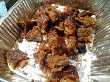 Porto Riko 'dan tavada kızarmış domuz eti.