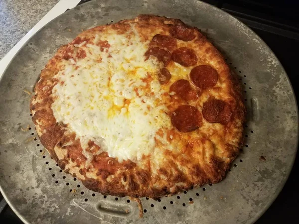 Queijo e pizza pepperoni na bandeja de cozimento de metal — Fotografia de Stock