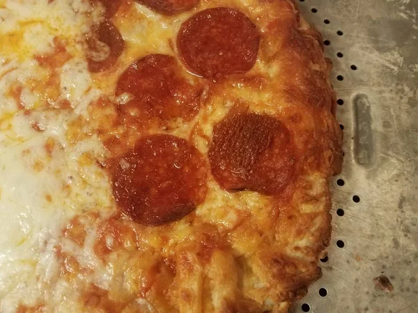 Sajt és pepperoni pizza fémsütőtálcán — Stock Fotó