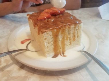 Porto Riko 'dan üç büyük sütlü kek ve kaşıklar.