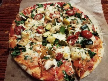 Sebzeli, kabaklı, fesleğenli ve domatesli pizza