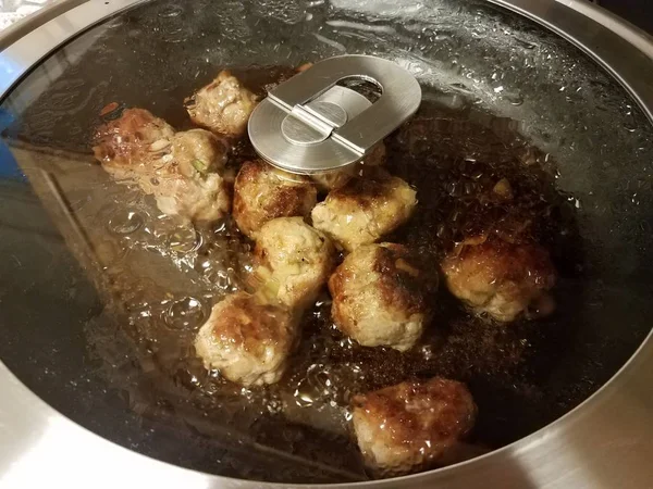 Boulettes de viande cuites dans une poêle avec couvercle ou couvercle en verre — Photo