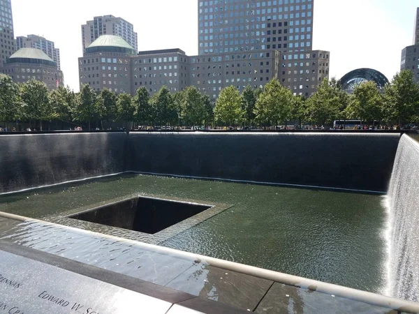 11. September Denkmal mit Wasser und quadratischem Loch — Stockfoto
