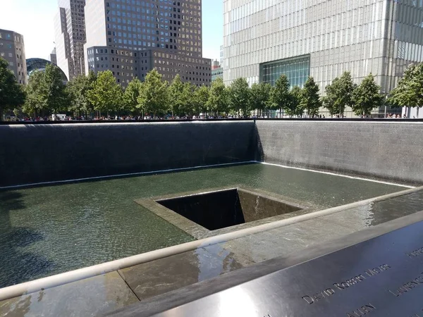 Monumento del 11 de septiembre con agua y agujero cuadrado — Foto de Stock