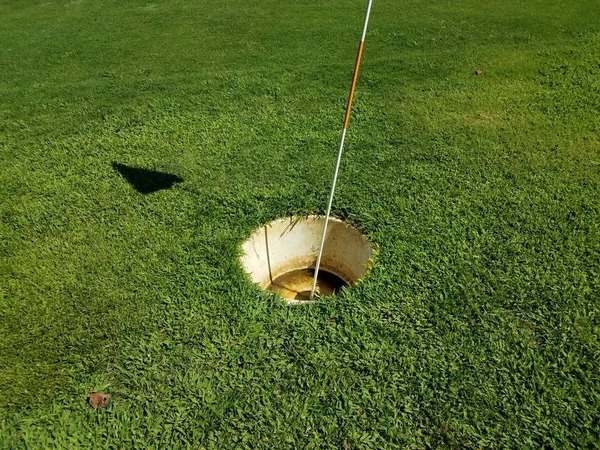 Copo grande ou buraco com vara de bandeira para golfe pé — Fotografia de Stock