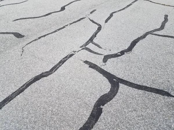 Černý asfalt s dehtem pro opravu poškozené země — Stock fotografie