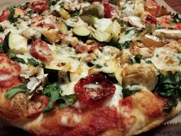 Pizza met groenten en pompoen en basilicum en tomaat — Stockfoto