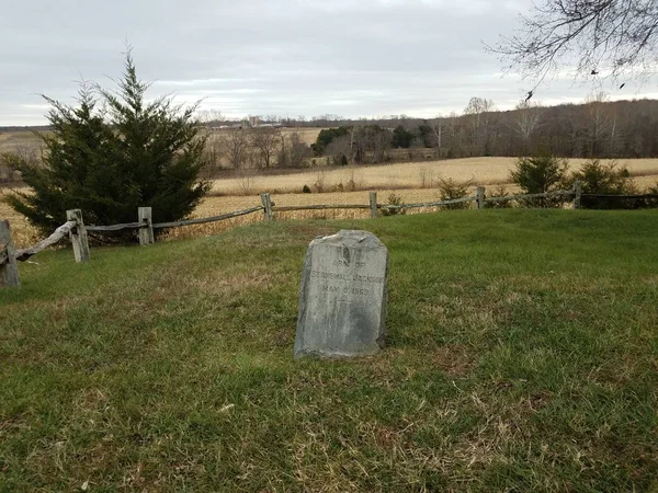 Герб каменной стены могилы Джексона и камень в траве — стоковое фото