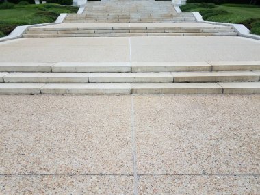 beyaz basamaklar ya da merdivenler ve beton ya da beton kaldırım