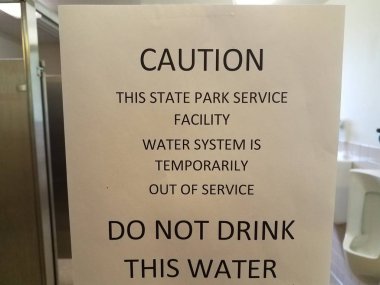 Dikkat et, içme. Bu eyalette banyo aynasında su parkı tabelası var.