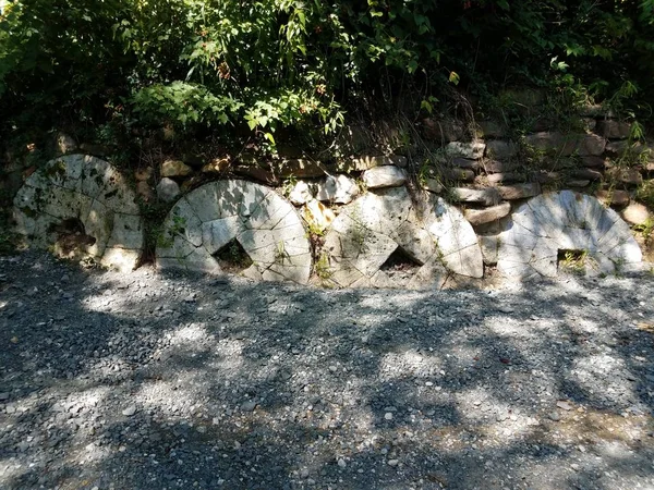 Βαριές πέτρες άλεσης ή λείανσης σε έδαφος ή λόφο — Φωτογραφία Αρχείου