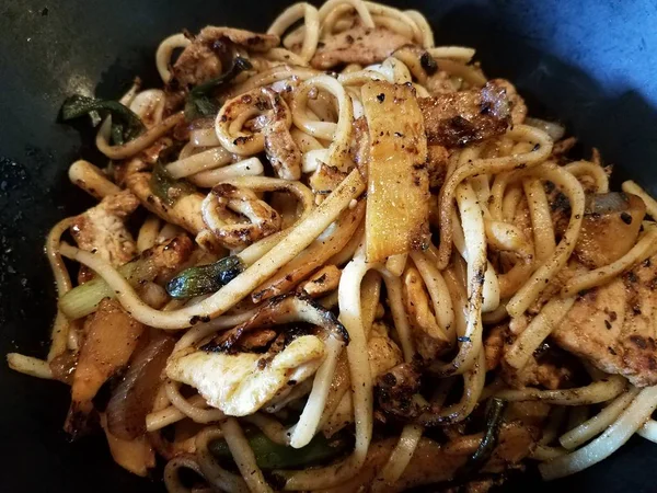 鶏と竹で揚げた麺をイカと一緒に丼に入れて — ストック写真