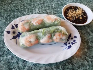 Masada fıstık soslu karides ve marul.