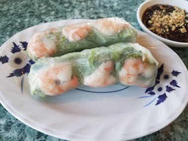 Masada fıstık soslu karides ve marul.