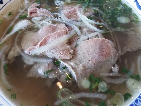 Vietnamese rundersoep met uien en bouillon — Stockfoto