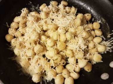 İtalyan gnocchi patatesli makarna ve tavada peynir.