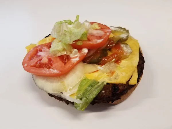 Hambúrguer com queijo e alface e tomate sobre fundo branco ou mesa — Fotografia de Stock