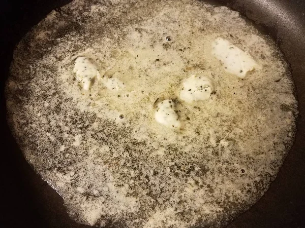 Manteiga com tempero derretendo em frigideira ou frigideira — Fotografia de Stock