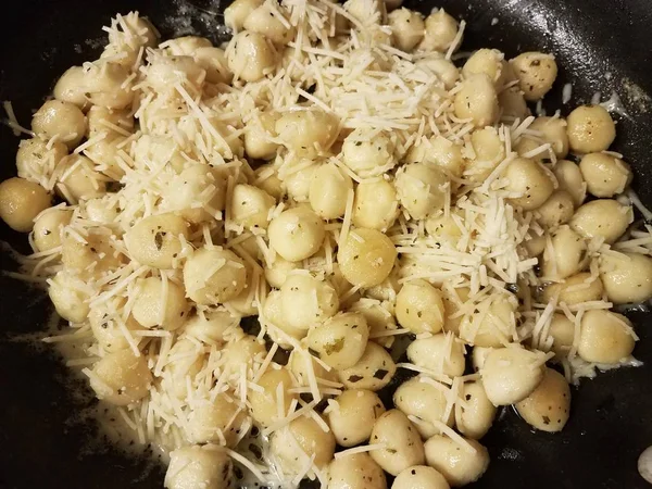 İtalyan gnocchi patatesli makarna ve tavada peynir. — Stok fotoğraf