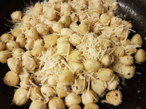 Italian gnocchi potato pasta з сиром у сковороді. — стокове фото