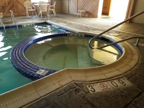 Piscina com área de banheira de hidromassagem e corrimão — Fotografia de Stock