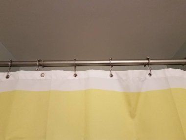 Metal çubuklu sarı ve beyaz duş perdesi