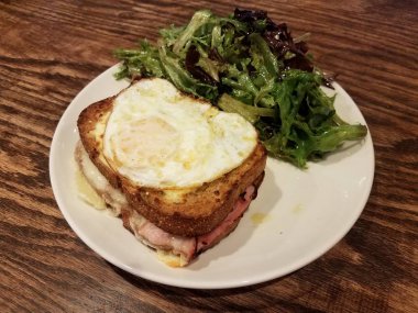 Peynirli, jambonlu ve yumurtalı sandviç.