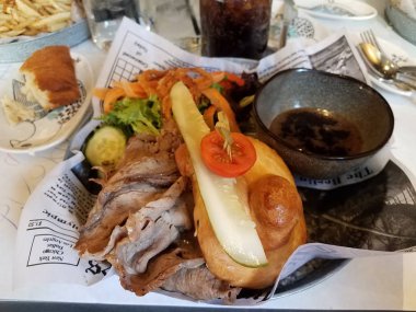 etli sandviç, turşu, domates ve sos.