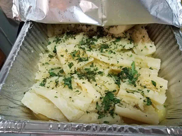 Porto Riko yemek kabın içinde kişniş ile yuca kökü — Stok fotoğraf