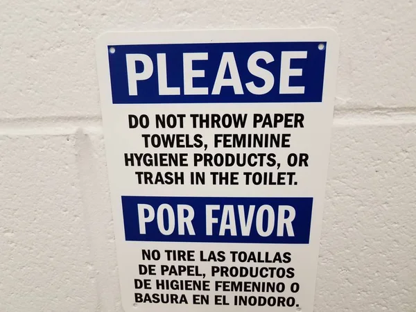 Não jogue toalhas de papel no sinal do banheiro em inglês e espanhol na parede do banheiro — Fotografia de Stock