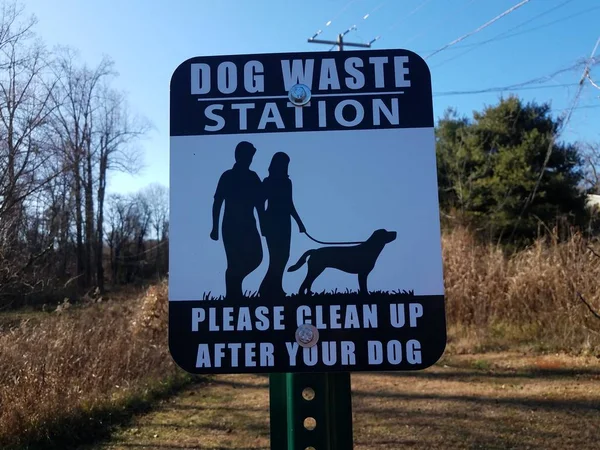 Señal de la estación de residuos de perro por favor limpiar después de su perro —  Fotos de Stock