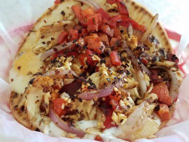 Tavuk, peynir ve biberli pide paketi.