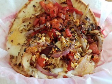 Tavuk, peynir ve biberli pide paketi.