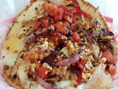 Tavuk, peynir ve biberli pide paketi.