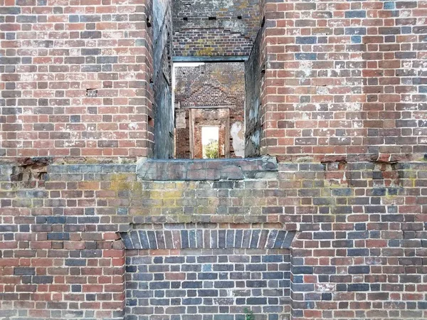 Casa de ladrillo en ruinas o estructura en ruinas —  Fotos de Stock