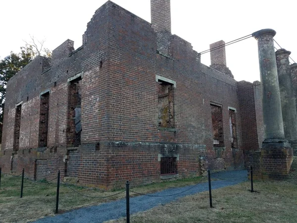 Baufälliges Backsteinhaus oder Bauwerk in Ruinen — Stockfoto