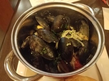 Metal tencerede haşlanmış midye ya da soğanlı konteyner.