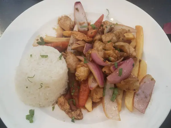 Frango com arroz e cebola e batatas fritas na placa branca — Fotografia de Stock