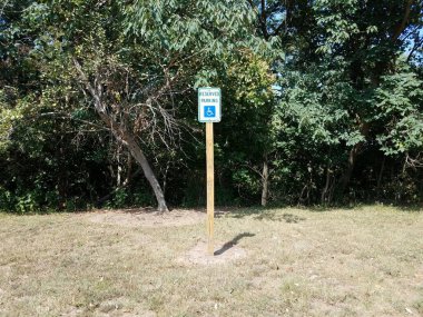 Çimlere ya da ağaçlı çimenlere ayrılmış park yeri tabelası