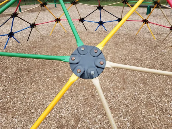 Colorido gimnasio de la selva de metal en el patio con virutas de madera — Foto de Stock