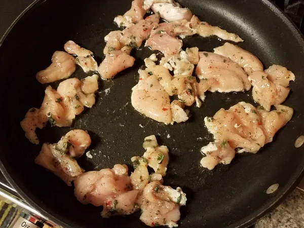 Carne de pollo sazonada cocinando en sartén —  Fotos de Stock