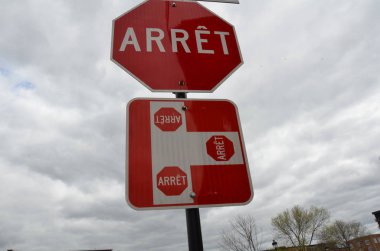 Kanada 'da üç yön dur ya da tabela