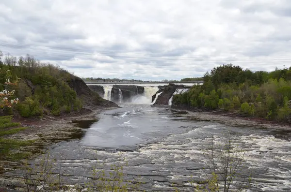 Водопад в Канаде с рекой и скалами и деревьями — стоковое фото