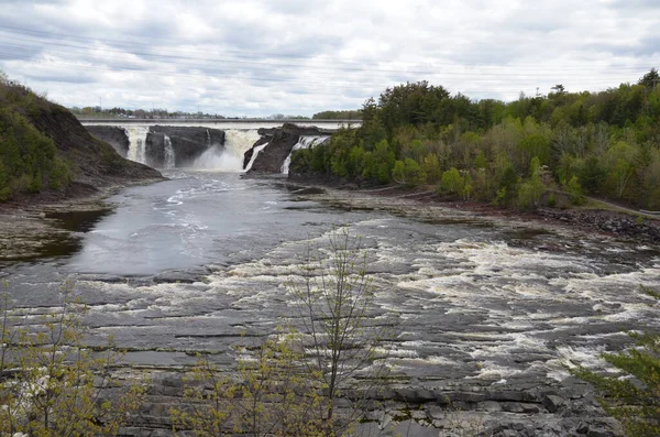 Waterval in Canada met rivier en rotsen en bomen — Stockfoto
